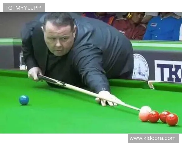 足球明星帅哥因违规行为遭禁赛引发球迷热议与媒体关注